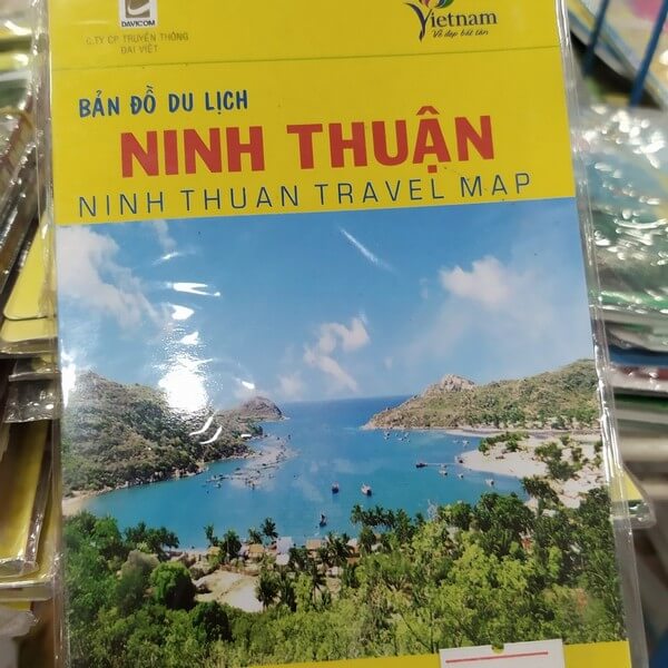 Bản đồ du lịch Ninh Thuận bên trong nhà sách
