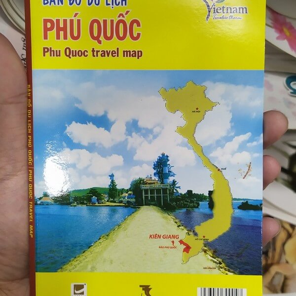 Bản đồ du lịch Phú Quốc bên trong nhà sách