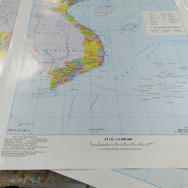 Bản đồ Việt Nam bên trong nhà sách