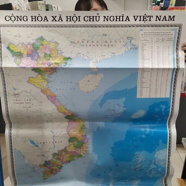 Bản đồ Việt Nam khổ lớn bày bán bên trong nhà sách
